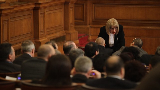 Снимка: Нинова не мисли за предсрочни избори, Цачева пита кой управлява