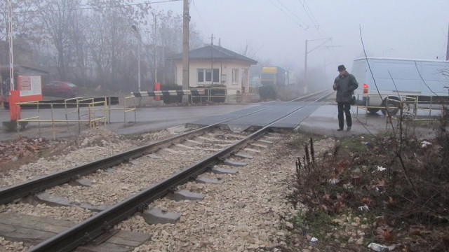 Снимка: Влак удари кола на прелез в Дряновско