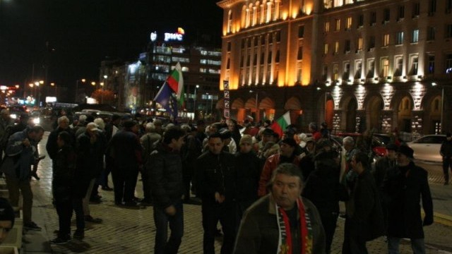 Снимка: 100 души се включиха в днешния протест срещу кабинета