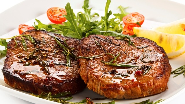 Снимка: Свински пържоли с мед и бира за трапезата на Ивановден - вкусна празнична вечеря (СНИМКИ)