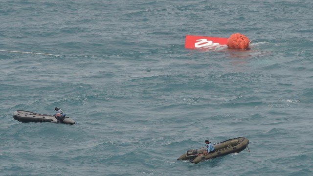 Снимка: Опашката на самолет на AirAsia е изтеглена на повърхността 