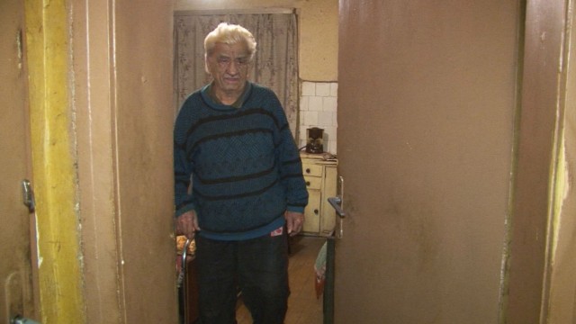 Снимка: 81-годишен дядо води безплодна битка с ТЕЛК заради жена си