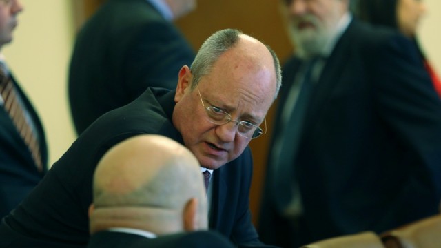 Снимка: Танев вкарва таблети в училище и общ изпит след него