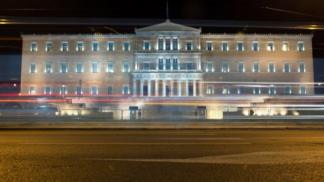 Снимка: Гръцкото правителство ще връща на работа хиляди уволнени служители