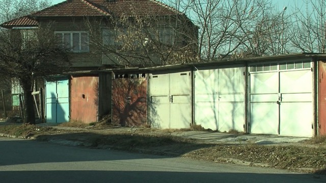 Снимка: Мъж и жена бяха открити мъртви в гараж в Търговище