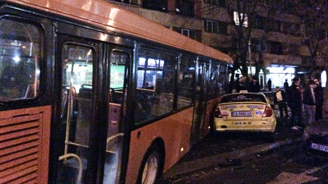 Снимка: Жестока катастрофа с автобус и леки коли в столицата (СНИМКИ)
