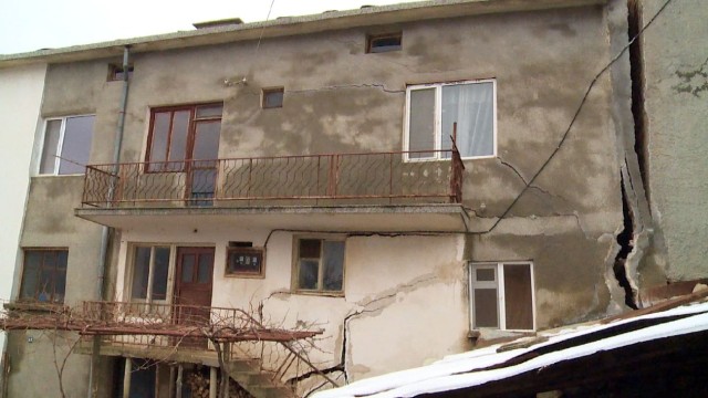 Снимка: След снега, свлачища рушат къщи в Родопите
