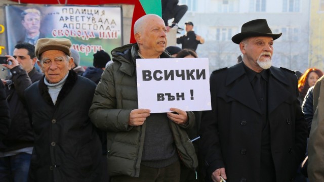 Снимка: С пукнато стъкло на НС завърши рехавият протест пред парламента