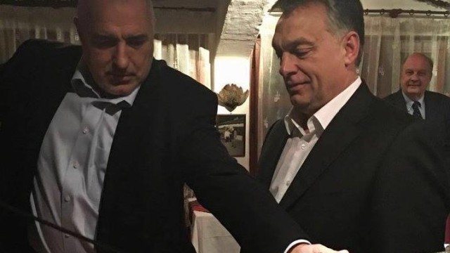 Снимка: Борисов и Орбан си размениха дарове