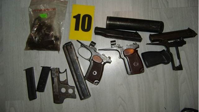 Снимка: 108 кг наркотици и боен арсенал са заловени при спецоперация