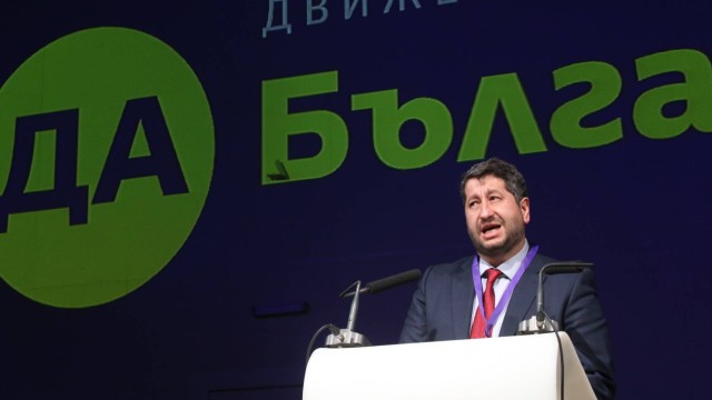 Снимка: „Да, България!” ударно събира 3000 подписа за регистрация на коалиция днес