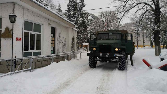 Снимка: Полицаи и военни чистят снега във Враца и Русе