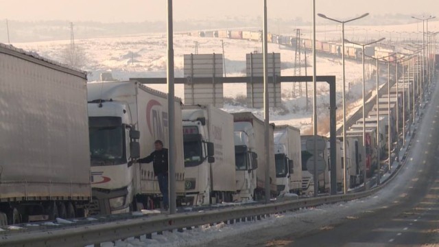 Снимка: Опашки от тирове по граничните ни пунктове 