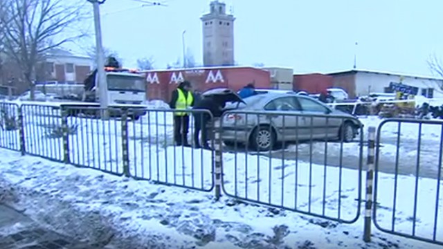 Снимка: Изоставена на релсите кола блокира движението на трамваите в кв. „Илиянци”