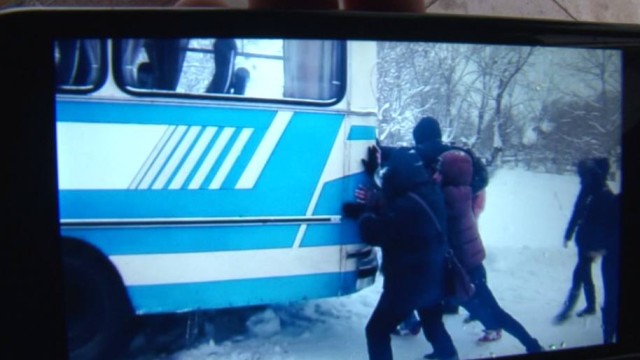 Снимка: Ученици бутаха закъсал автобус в мездренско село
