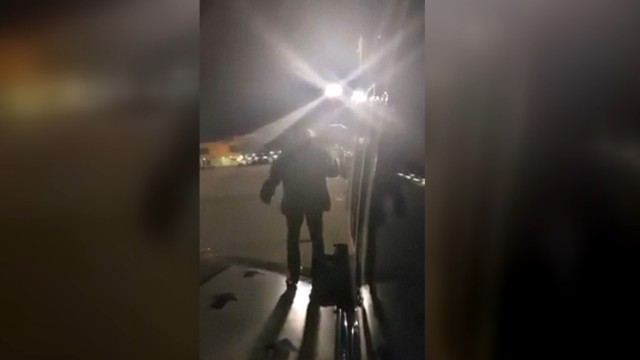 Снимка: Изнервен пасажер на кацнал самолет излезе през аварийния изход