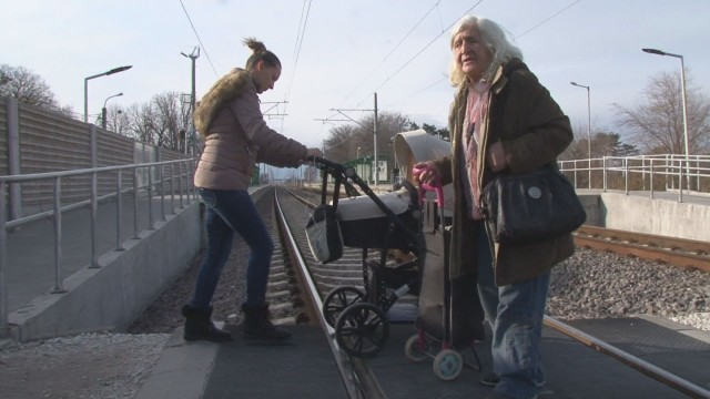 Снимка: Възрастни и майки с колички се налага да пресичат жп трасе в Пловдив