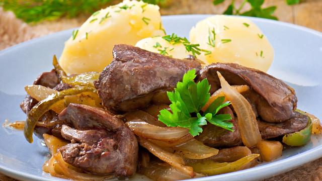 Снимка: Пържен свински дроб с лук - крехък и вкусен (РЕЦЕПТА)