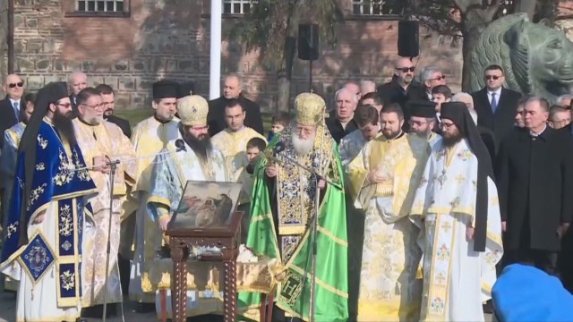 Снимка: Патриарх Неофит освети бойните знамена и знамената-светини на армията