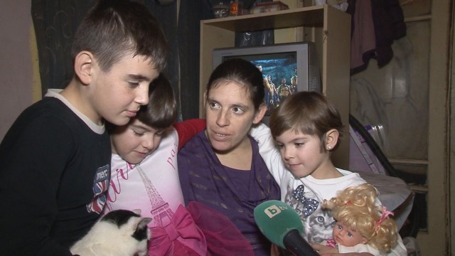 Снимка: ЧСИ запорира сметките на самотна майка с три деца, която оцелява с 200 лв. на месец