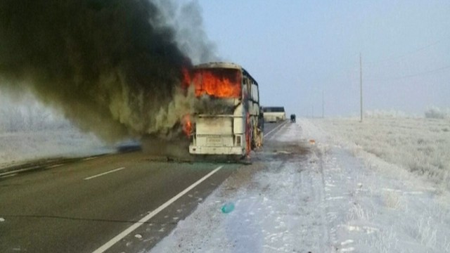 Снимка: 52-ма души загинаха в пожар в пътнически автобус в Казахстан
