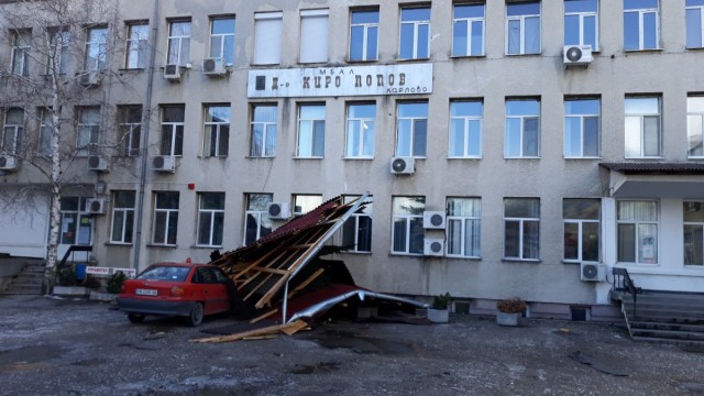 Снимка: В състезание с времето: Карловци ремонтират отнесения покрив на болницата