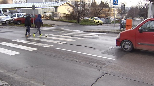 Снимка: Кола блъсна дете на пешеходна пътека във Варна 