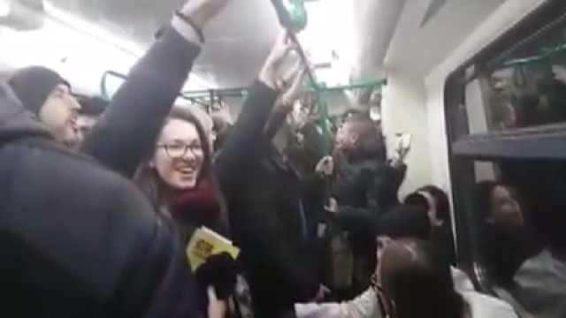 Снимка: Да запееш българския химн в метрото 