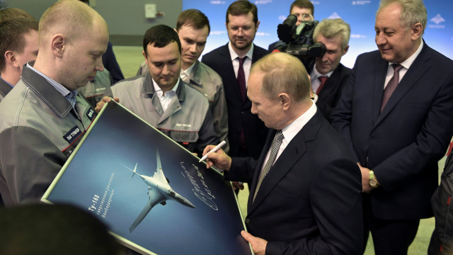 Снимка: Най-новият руски стратегически бомбардировач летя пред Путин