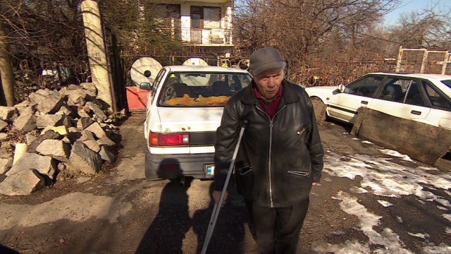 Снимка: Десетки зрители искат да помогнат на измамения пенсионер Йордан Бонев 