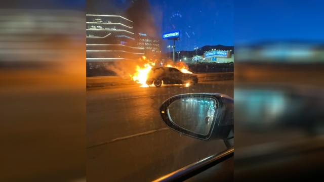 Снимка: Кола се запали на Околовръстното шосе в София