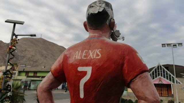 Снимка: Оскверниха и статуята на Алексис Санчес