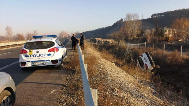 Снимка: Кола с гърци се обърна на магистрала 