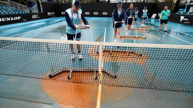 Снимка: Нов проблем в Мелбърн: кал и прах на кортовете 