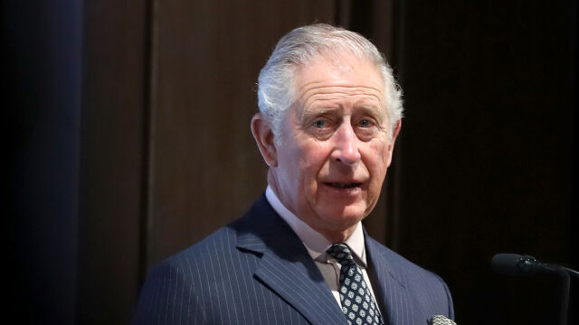 Снимка: Бъкингам представи монограма на Чарлз III, който постепенно ще замести стария на Елизабет II