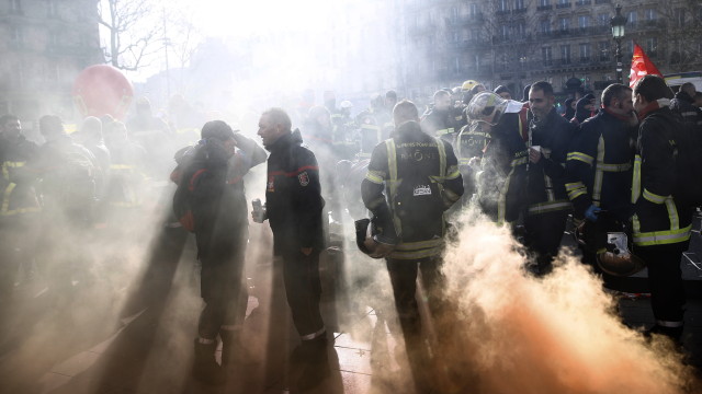 Снимка: Сблъсъци по улиците на Париж между полицаи и пожарникари