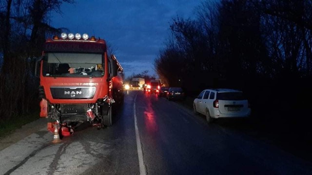 Снимка: Мъж загина при катастрофа между кола и два тира