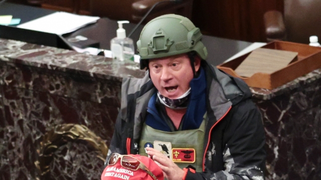 Снимка: Арестуваха един от нахлулите в Капитолия, след като бившата му съпруга го издала на ФБР