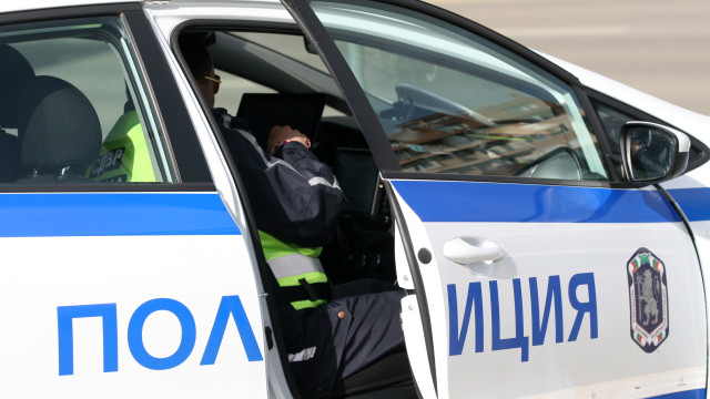 Снимка: Гонка в Ботевград: Полицията стреля по микробус, ударил патрулка