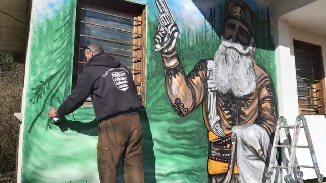 Снимка: В памет на Стою Чонгаров: Изрисуваха лика на емблематичния родопски гайдар върху къщата му