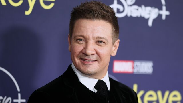 Снимка: Джеръми Ренър е претърпял операция, след като пострада тежко в инцидент