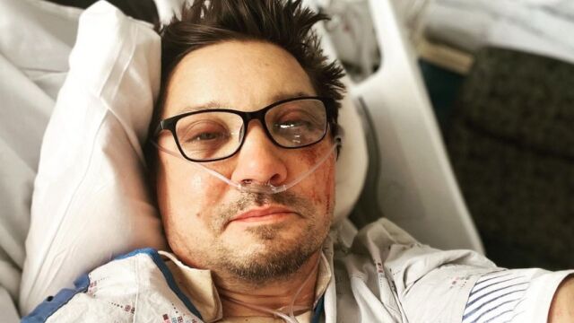 Снимка: Джеръми Ренър благодари от болницата на феновете си за подкрепата след инцидента