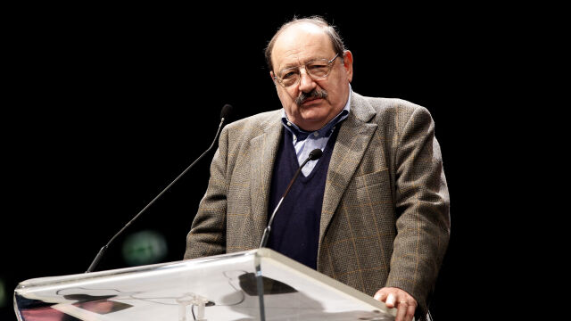 Снимка: Умберто Еко ~ Хората цяла седмица чакат да стане петък, цяла година - да стане лято и цял живот - да са щастливи