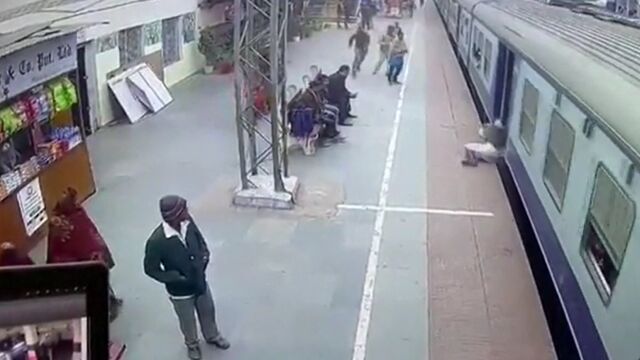 Снимка: Метро защипа ръката на пътник и го повлече (ВИДЕО)