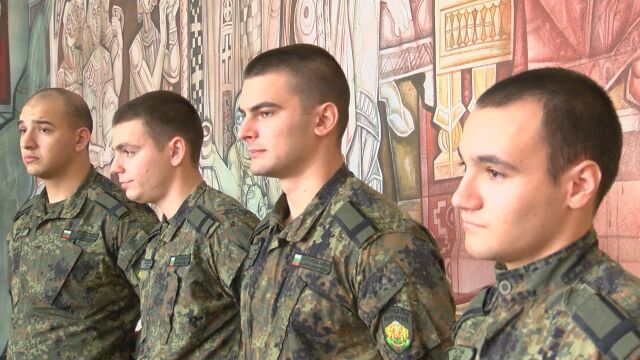 Снимка: Курсанти от Велико Търново намериха раница с пари и я върнаха