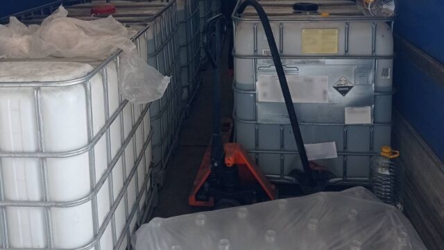 Снимка: При спецоперация: Откриха близо 8000 л нелегален алкохол