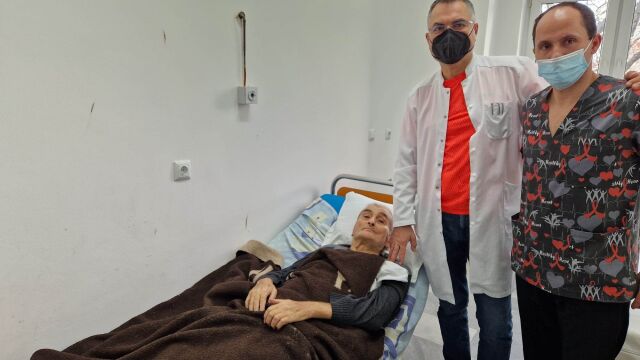 Снимка: След месеци на легло: 77-годишен пациент с онкологично заболяване ще ходи отново