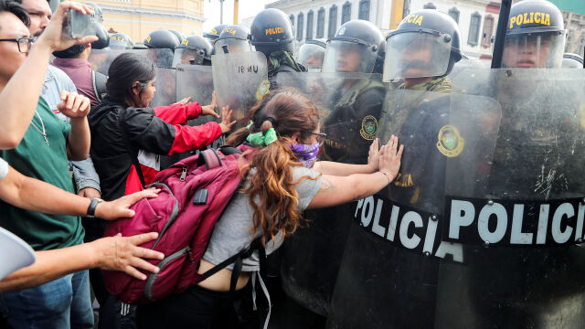 Президентът на Перу обяви извънредно положение в столицата Лима и нареди