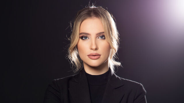Снимка: Доротея Борисова пред Ladyzone.bg - ето какви са актуалните цветове и предпочитаните рокли от абитуриентките (СНИМКИ) 