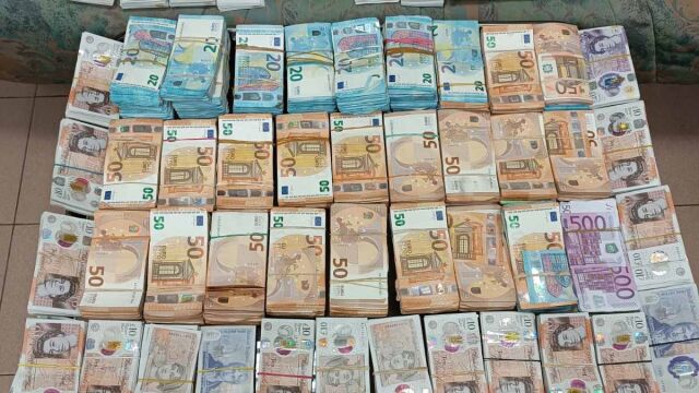 Снимка: Митничари откриха валута за 860 000 лв., скрита в тенджера и в греда на ремарке 